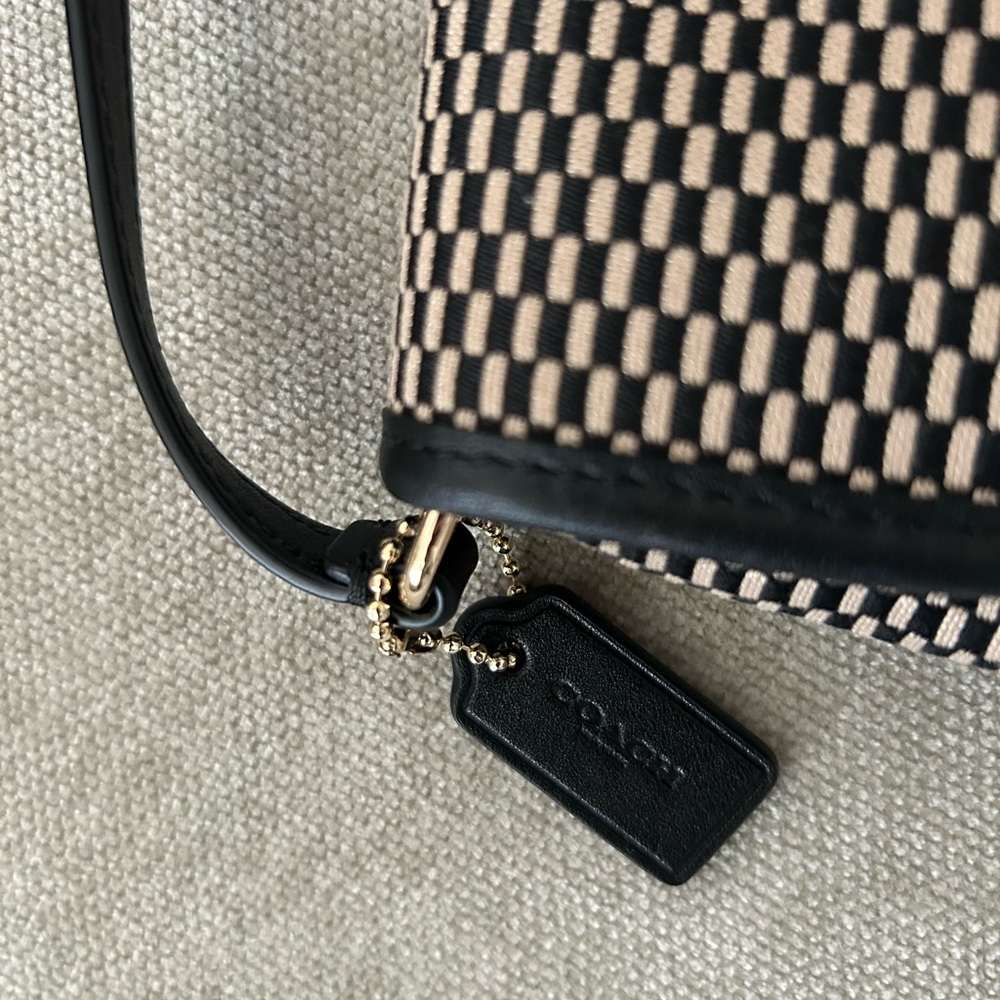 COACH Elegant Black and Cream Wristlet Women's Bag - Picture 6 of 9